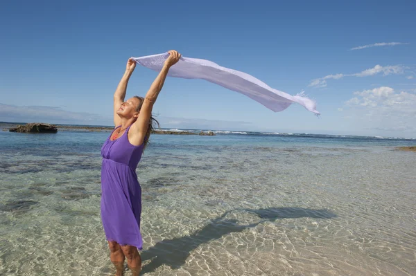Sexy Frau lila Kleid glücklich im Strandurlaub — Stockfoto