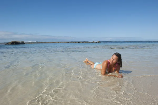 Sexy bikiny žena na tropické pláži dovolenou — Stock fotografie