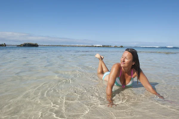 Bikini sexy donna in vacanza al mare tropicale — Foto Stock