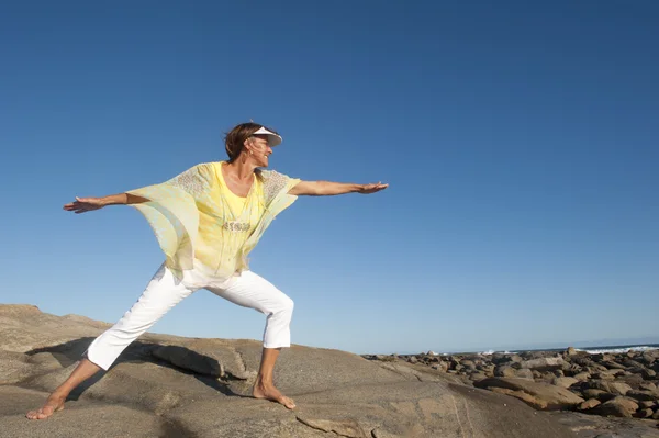 自信性感的女人在岩石在海洋上孤立 — 图库照片