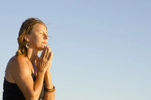 Ładna kobieta, modląc się i medytując na zachodzie słońca — Zdjęcie stockowe
