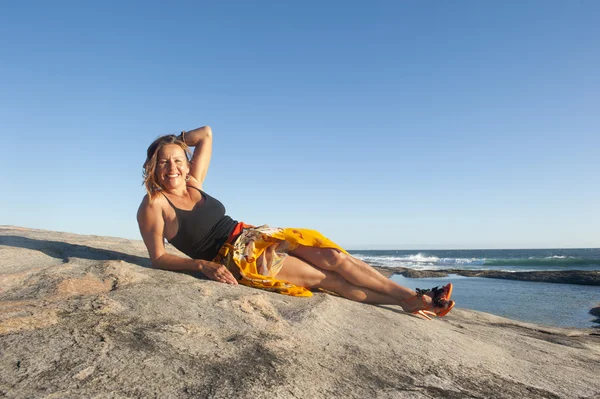 Retrato maduro salto alto mulher férias de verão no oceano — Fotografia de Stock