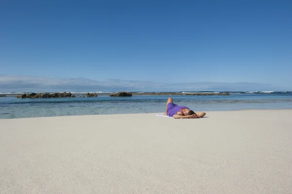Sexy žena v purpurových šatech šťastný na pláži — Stock fotografie