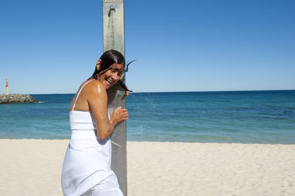 Sexy kobieta orzeźwiający prysznic na zewnątrz na plaży — Zdjęcie stockowe