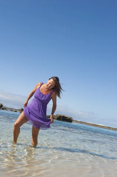 Femme sexy en robe violette heureuse à la plage — Photo