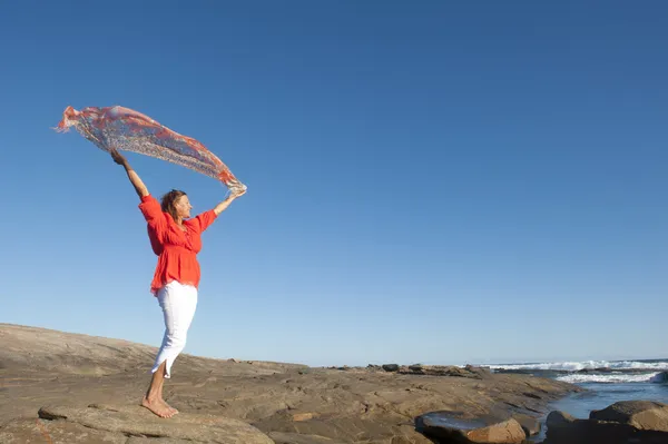 Sexy mulher alegre com fluttering pano no oceano — Fotografia de Stock