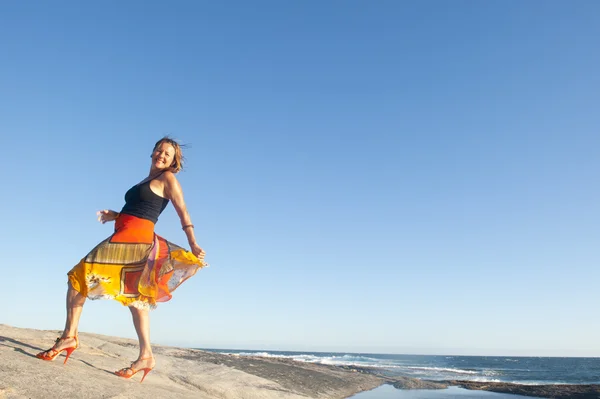 Sexig glad säker hög klack kvinna vid havet — Stockfoto