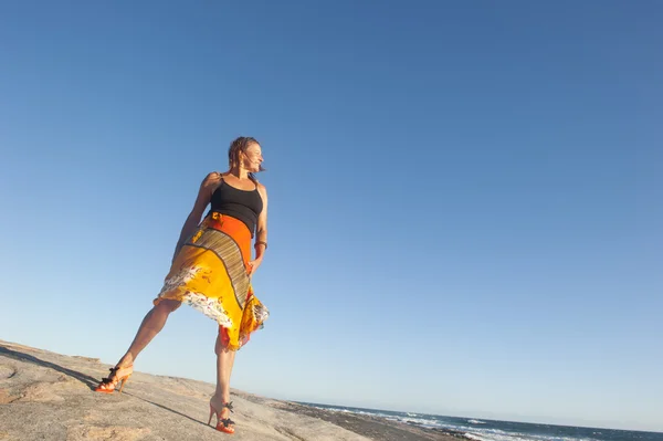 Сексуальная счастливая женщина на высоком каблуке в океане — стоковое фото