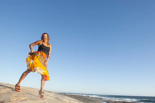 Sexy glücklich selbstbewusste High Heel Frau auf dem Meer — Stockfoto