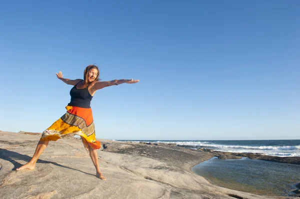 Glückliche, freudige, selbstbewusste Frau auf dem Meer — Stockfoto