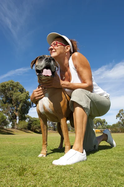 Γυναίκα με το φίλο και το κατοικίδιο ζώο σας το μπόξερ Ταύρος σκυλί φρουράς — Φωτογραφία Αρχείου