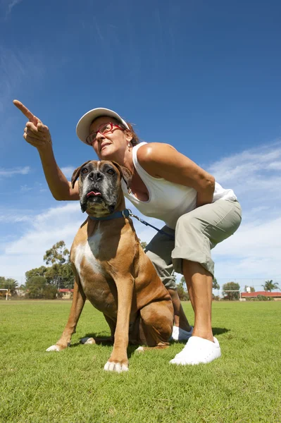 Donna con cane da guardia pugile toro — Foto Stock