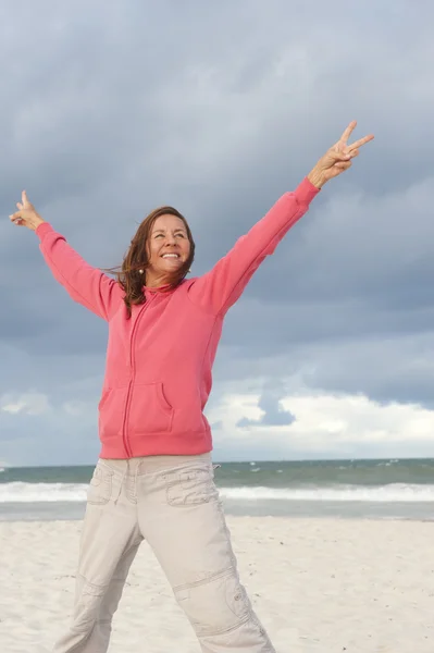 Mujer atractiva positiva y feliz en el océano — Foto de Stock