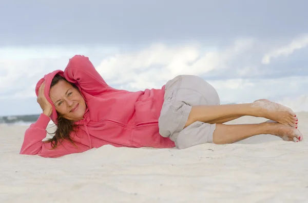 Attraktiva mogen kvinna avslappnad, glad och frisk — Stockfoto