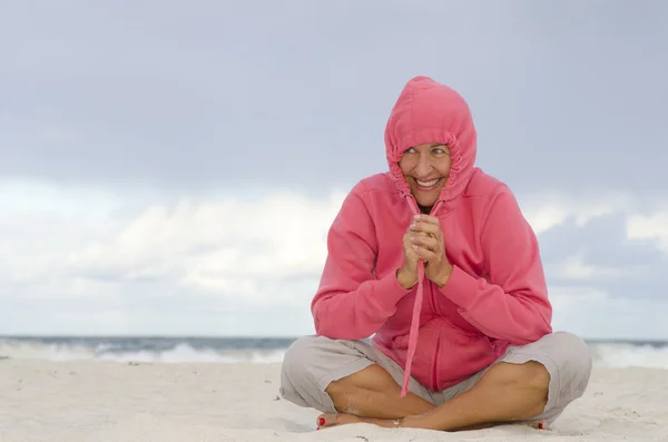 Samotna kobieta i złej pogody na plaży — Zdjęcie stockowe