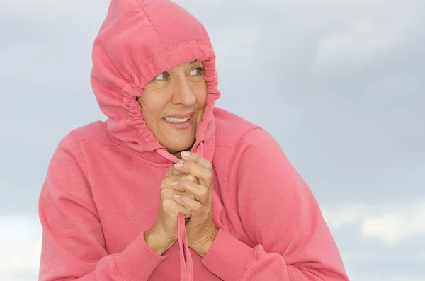 Attraktive Frau bei kaltem Herbstwetter — Stockfoto