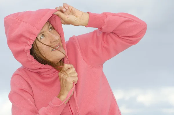 Attraktiv kvinna i kalla höst vädret — Stockfoto