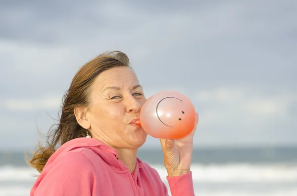Mulher feliz e alegre com balão sorridente — Fotografia de Stock