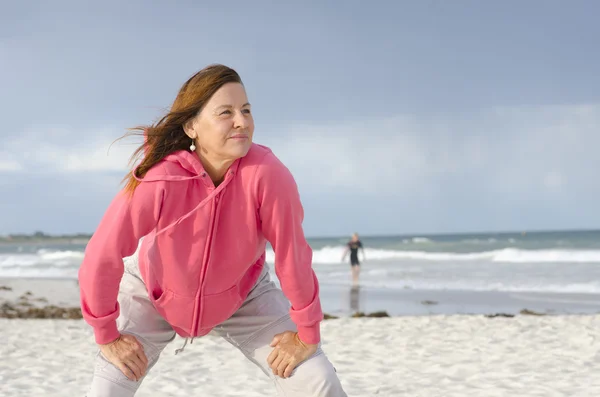 适合健康成熟的女人在海滩上行使 — 图库照片