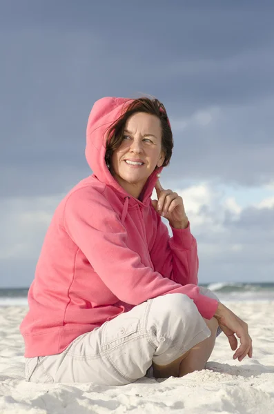 Einsame Frau und schlechtes Wetter am Strand — Stockfoto