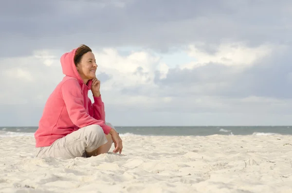 Одинокая женщина и плохая погода на пляже — стоковое фото