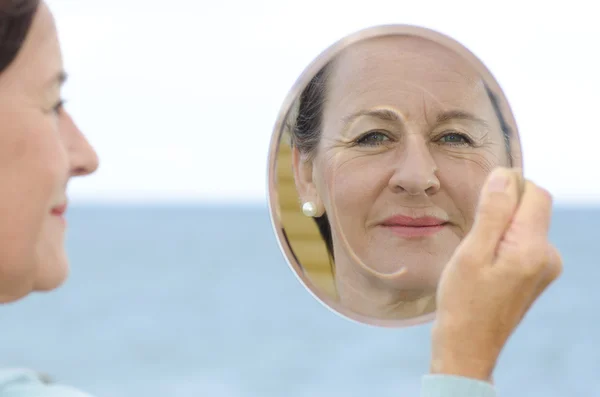 Портрет зрелой женщины в зеркале — стоковое фото
