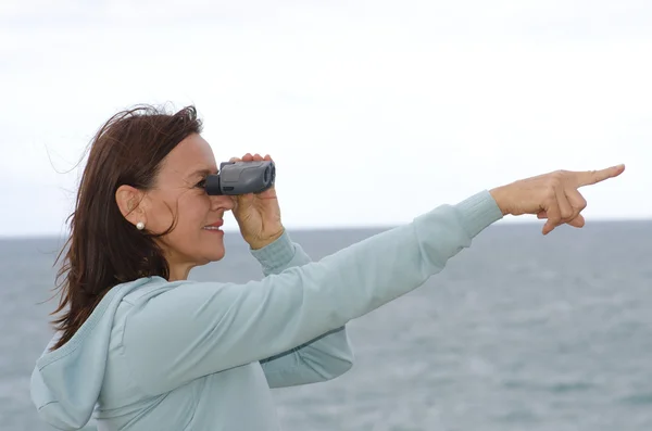 Docela zralá žena s dalekohledem — Stock fotografie