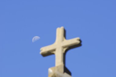 dolunay ile kilise üzerinde çapraz