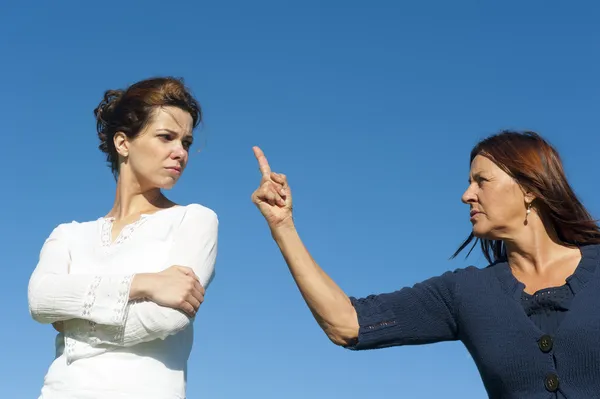 Zwei Frauen, zwei Generationen streiten — Stockfoto