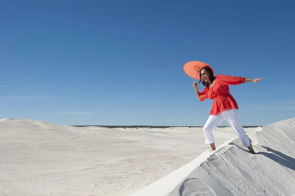 Женщина танцует и балансирует на песчаной дюне — стоковое фото