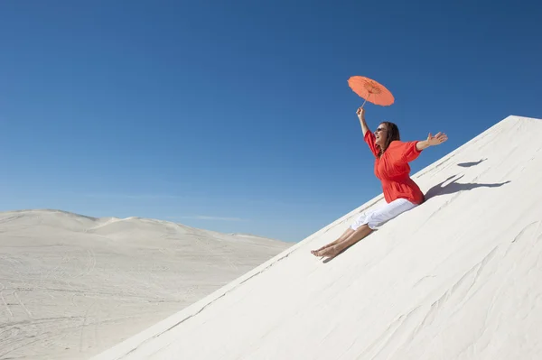 幸福、 快乐的女人上滑下来的沙丘 — 图库照片