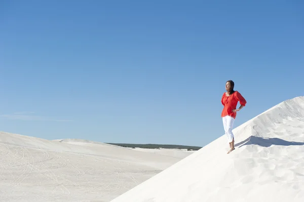 Vacker kvinna står säker på öken dune — Stockfoto