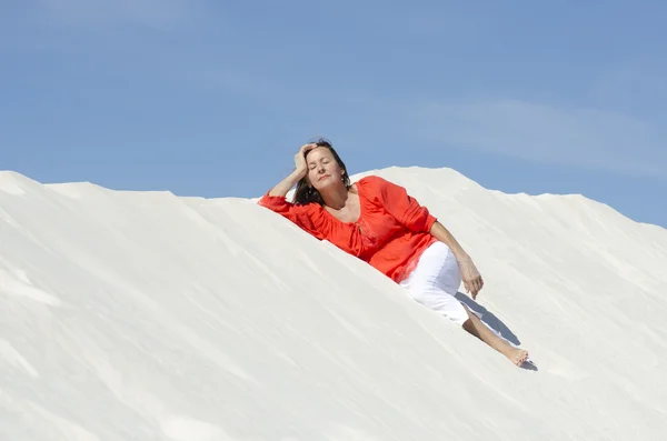 Hezká žena ležící uvolněně na písečné duny — Stock fotografie