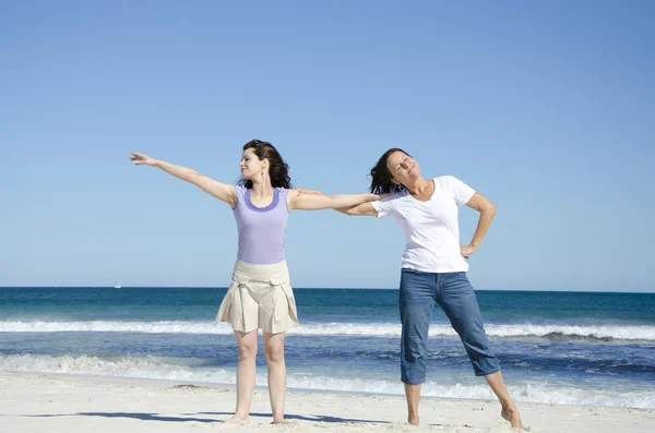 Две женщины веселятся на пляже — стоковое фото