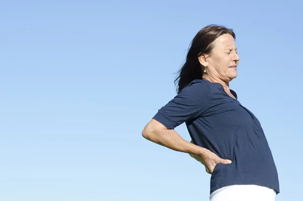 Женщина, страдающая от боли в спине — стоковое фото