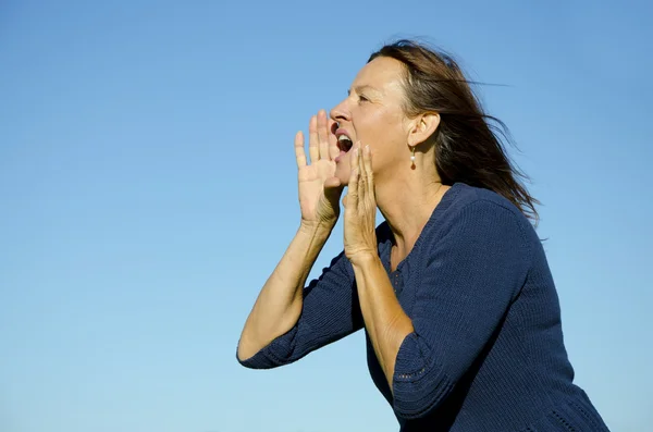 Привлекательная зрелая женщина кричит громко — стоковое фото