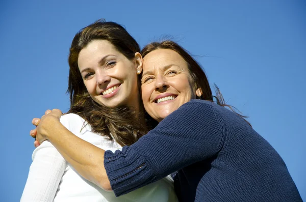Счастливая мать обнимает счастливую дочь в дружбе — стоковое фото