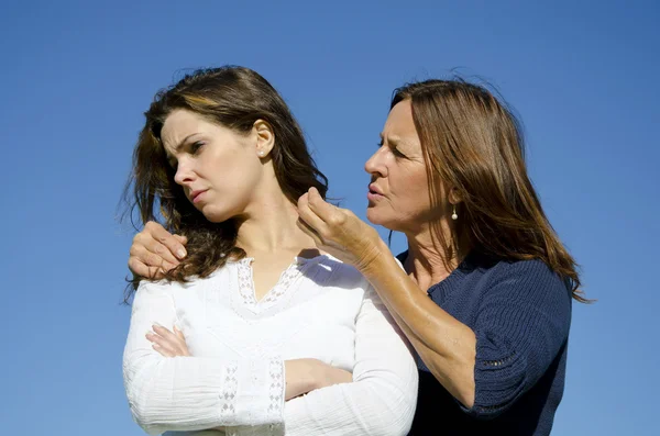 Μητέρα και κόρη έχοντας μια διαμάχη ή η συζήτηση — Φωτογραφία Αρχείου
