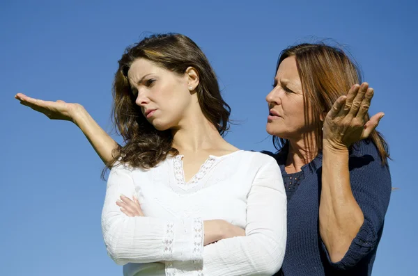 Discussão familiar, mãe e filha disputando — Fotografia de Stock