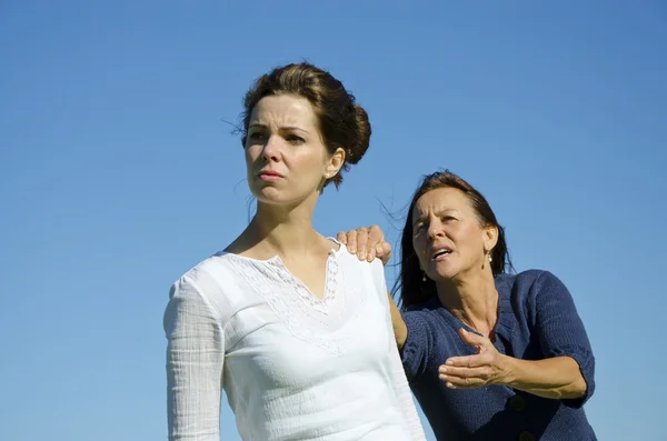 Dramatiska argumentet mellan mor och dotter. — Stockfoto