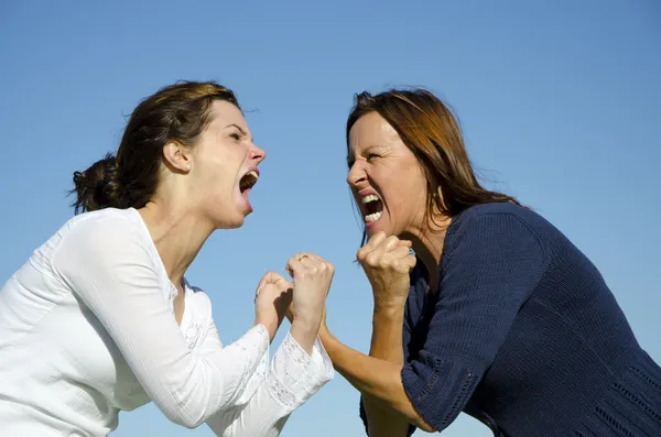 Botsing van generaties - moeder en dochter vechten — Stockfoto
