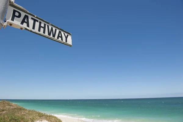 Pathway sign leading towards ocean — Stock Photo, Image