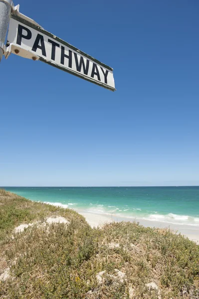 Pathway sign leading towards ocean — Stock Photo, Image