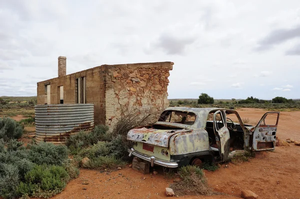 Ghost town car wreck and house ruin — Stock Photo, Image