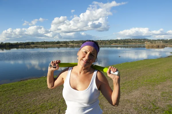 Mulher madura exercitando com pesos — Fotografia de Stock