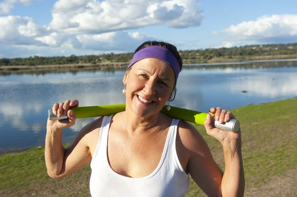 Зрелая женщина, упражняющаяся с грузом — стоковое фото