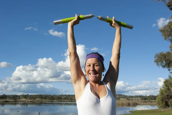 Mogen kvinna tränar med vikter — Stockfoto