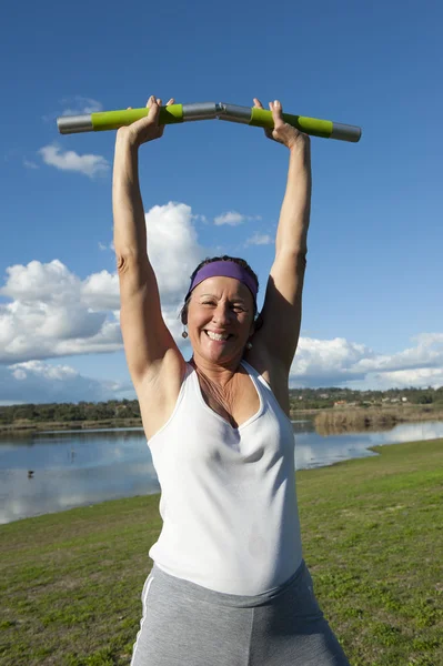 Reife Frau, die mit Gewichten trainiert — Stockfoto