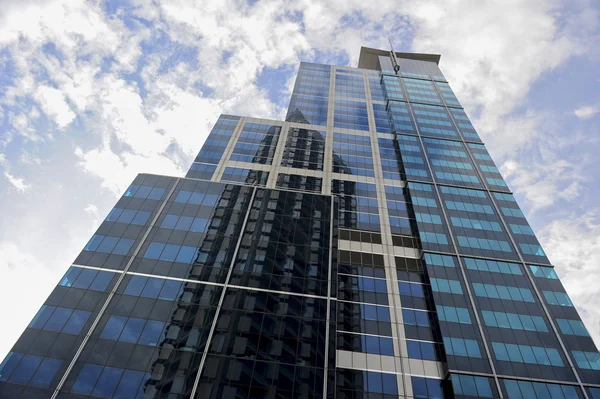Vysoko rostoucí mrakodrap v centrální obchodní čtvrti — Stock fotografie