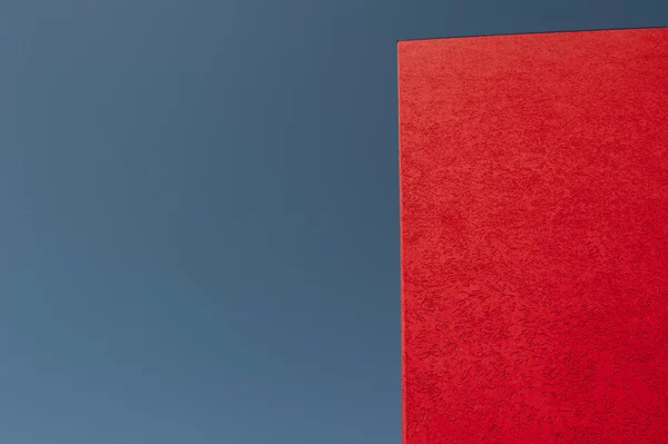Vörös fal kék ég koncepció — Stock Fotó